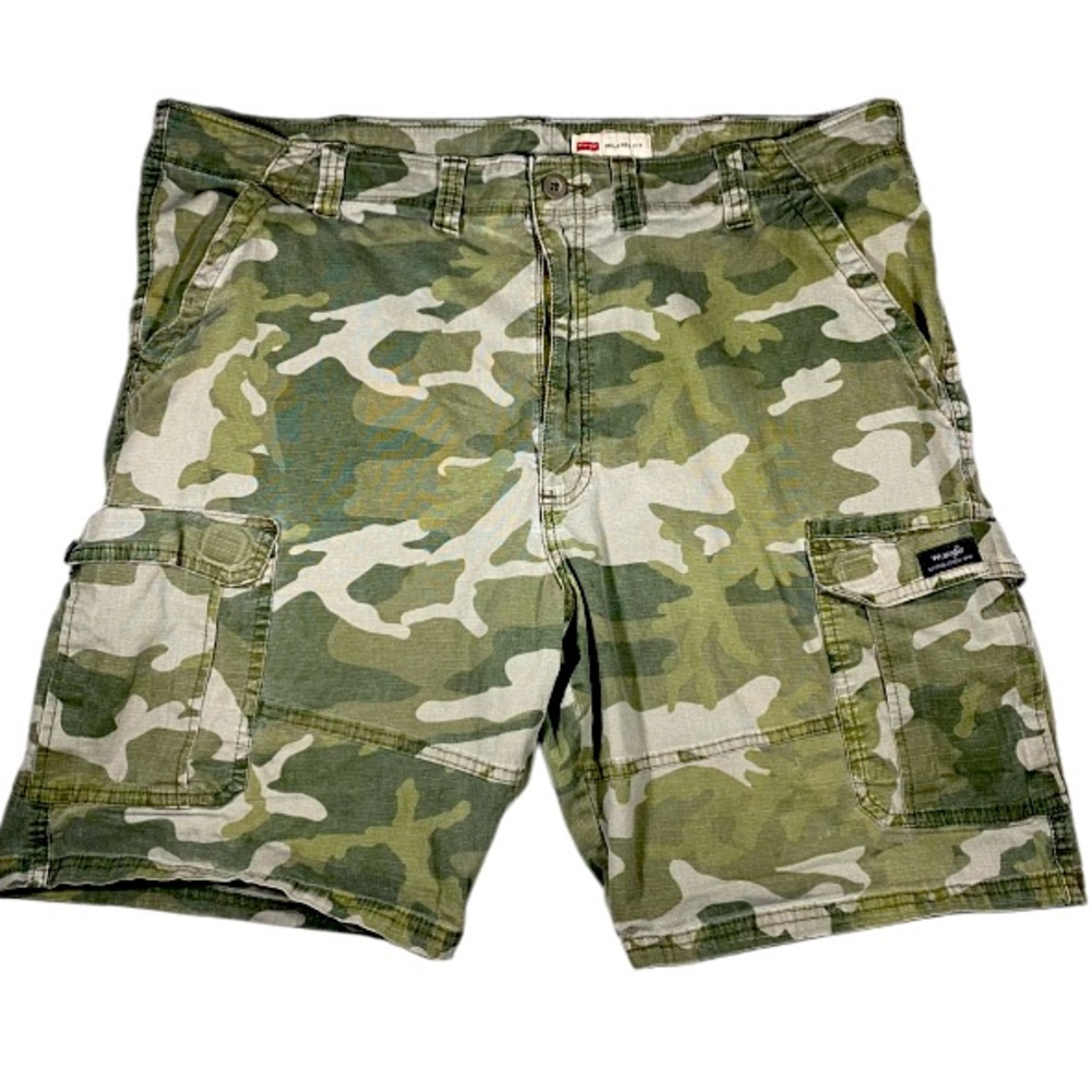 Wrangler Shorts Men’s Size 44 Camo Cargo Relaxed Fit Work Wear Outdoors Stretch
